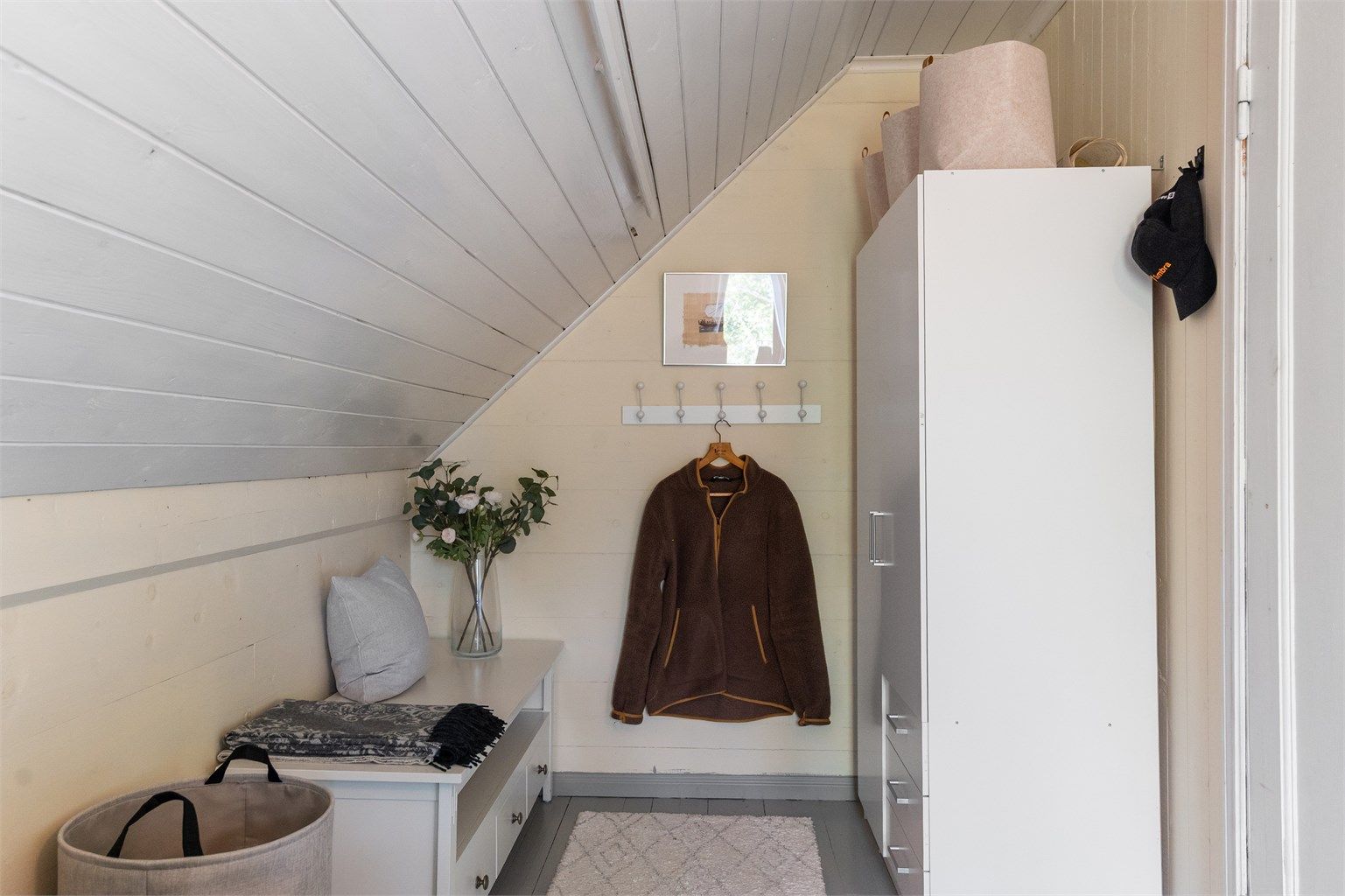 - Garderobe og oppbevaringsplass i loftsetasjen -