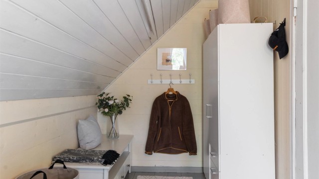 - Garderobe og oppbevaringsplass i loftsetasjen -