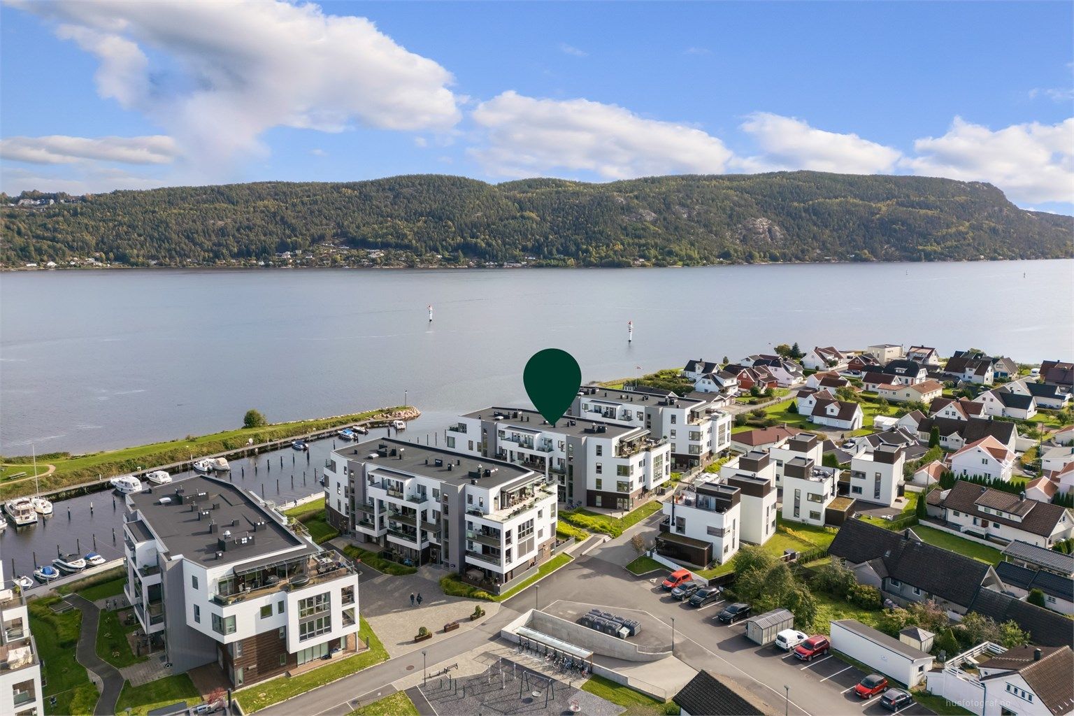 Meget sentralt i Svelvik - rett på utsiden av sentrum (sørsiden).