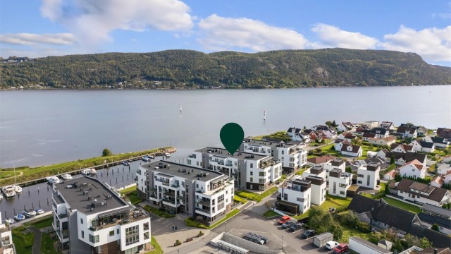 Meget sentralt i Svelvik - rett på utsiden av sentrum (sørsiden).