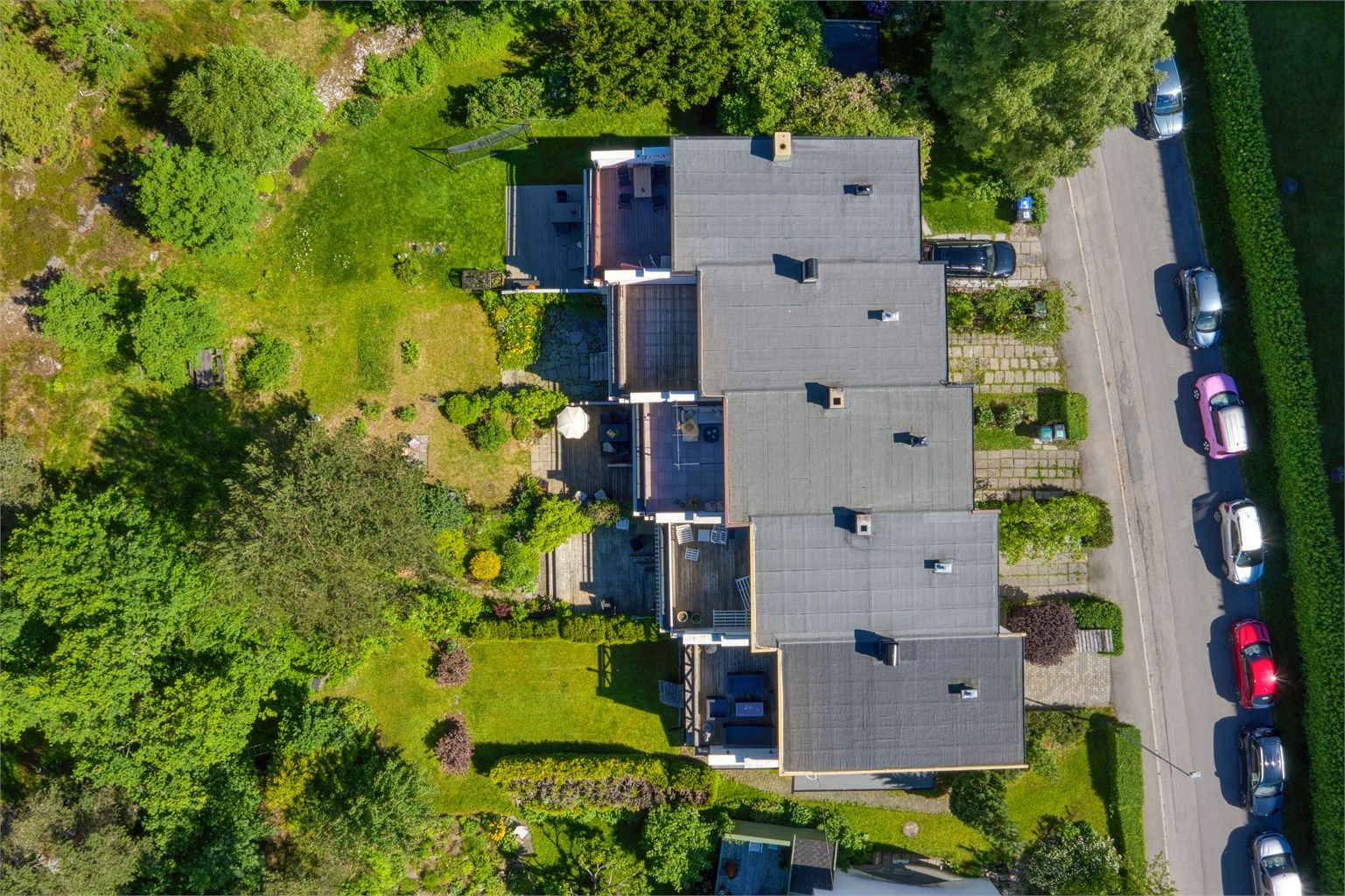 Oversiktsbilde som viser boligens plassering med hagen vendt mot skogen.
