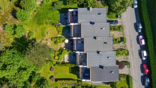 Oversiktsbilde som viser boligens plassering med hagen vendt mot skogen.