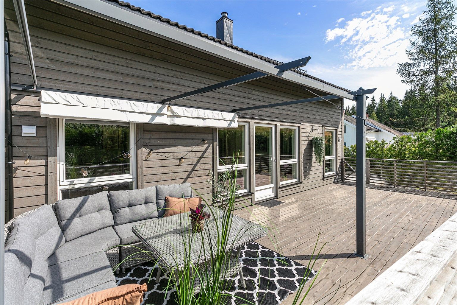 Solfylt terrasse, her kan man nyte varme sommer kvelder. 