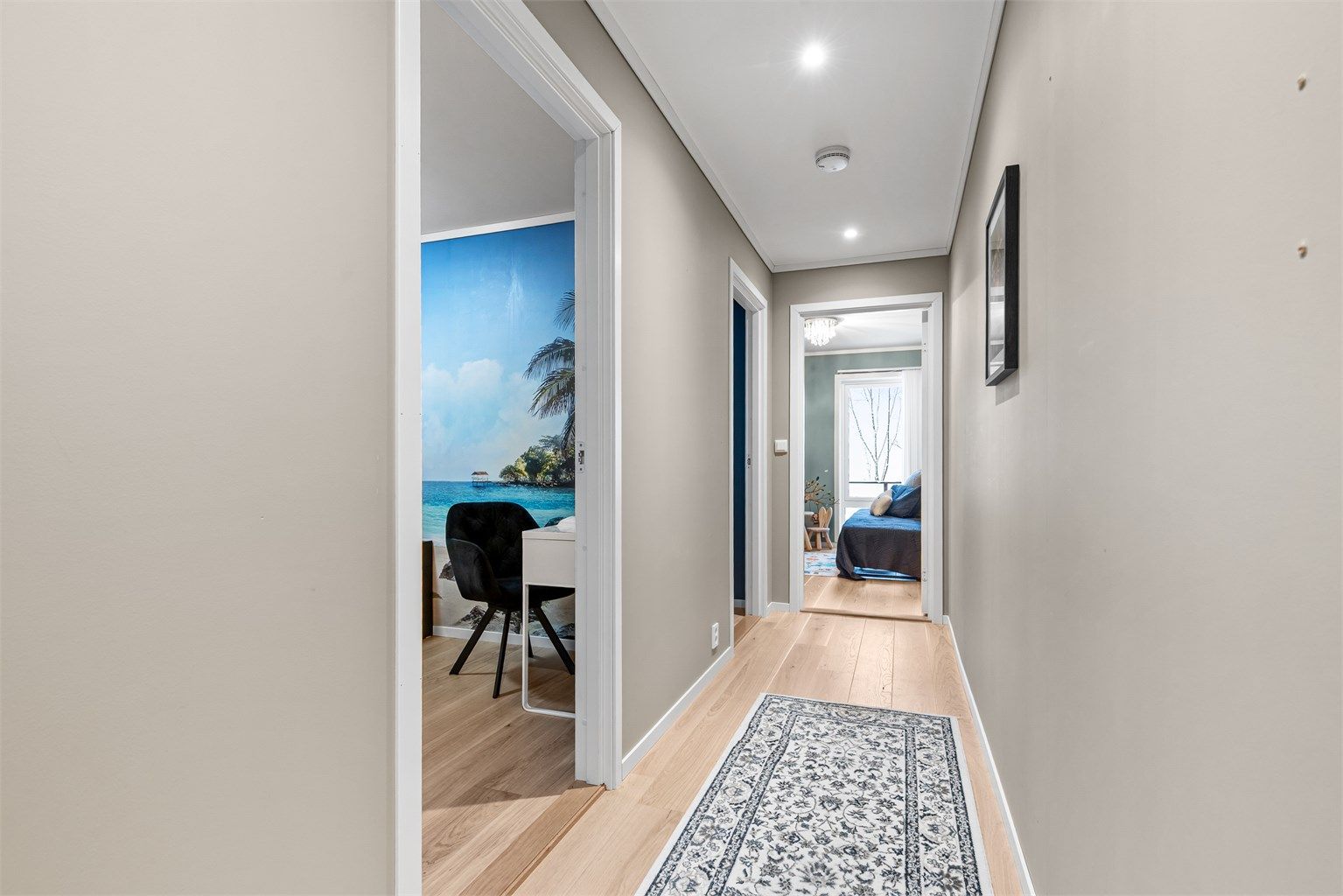 Gangen i underetasjen fører videre til 3 soverom, bad/vaskerom og medierommet.