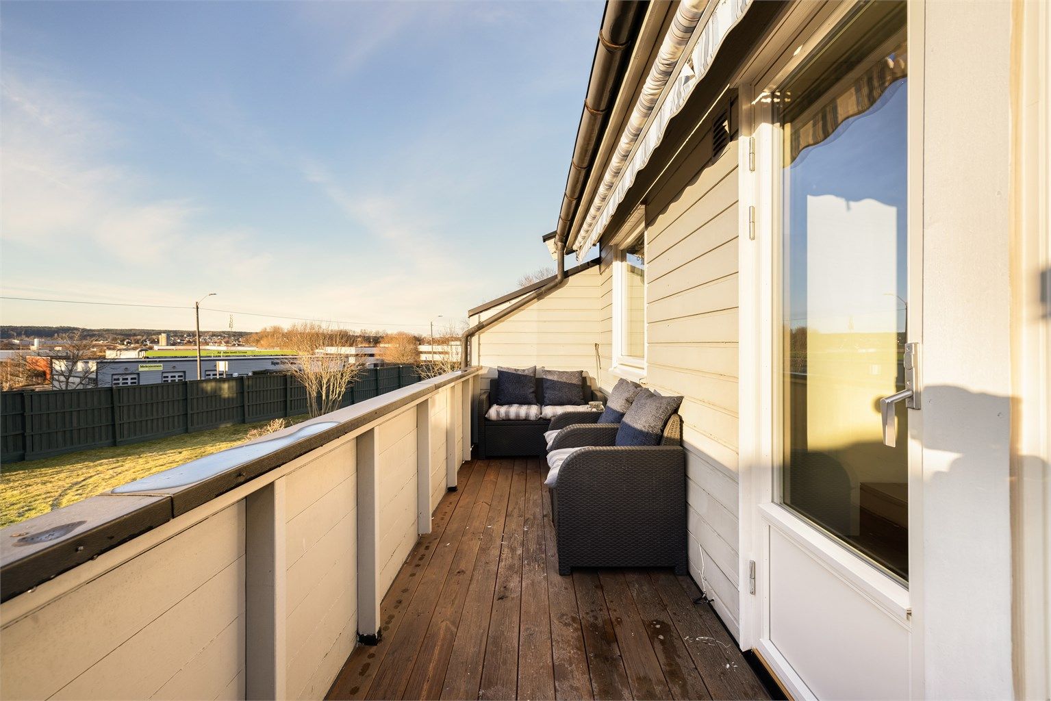 Balkongen er solfylt fra ettermiddag til kveld sommerstid - et perfekt sted å slappe av i solen etter jobb.