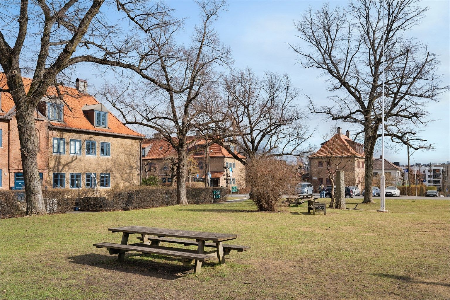 Området er kjent for sine smale gater, vakre alléer og velholdte grøntområder som innbyr til rolige spaserturer.