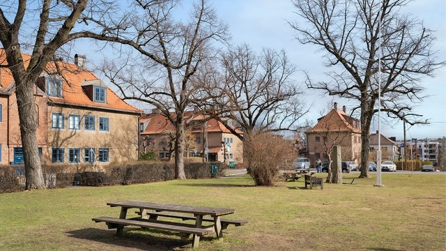 Området er kjent for sine smale gater, vakre alléer og velholdte grøntområder som innbyr til rolige spaserturer.