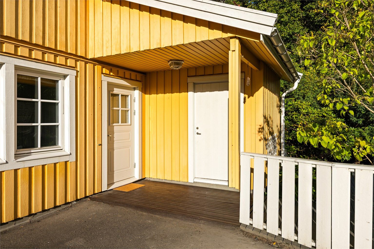Overbygget inngangsparti med adkomst til utvendig bod.
