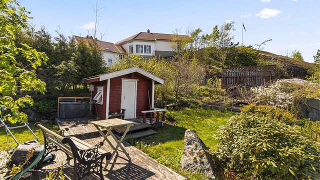 På eiendommen er det også et frittstående lekehus i hagen.