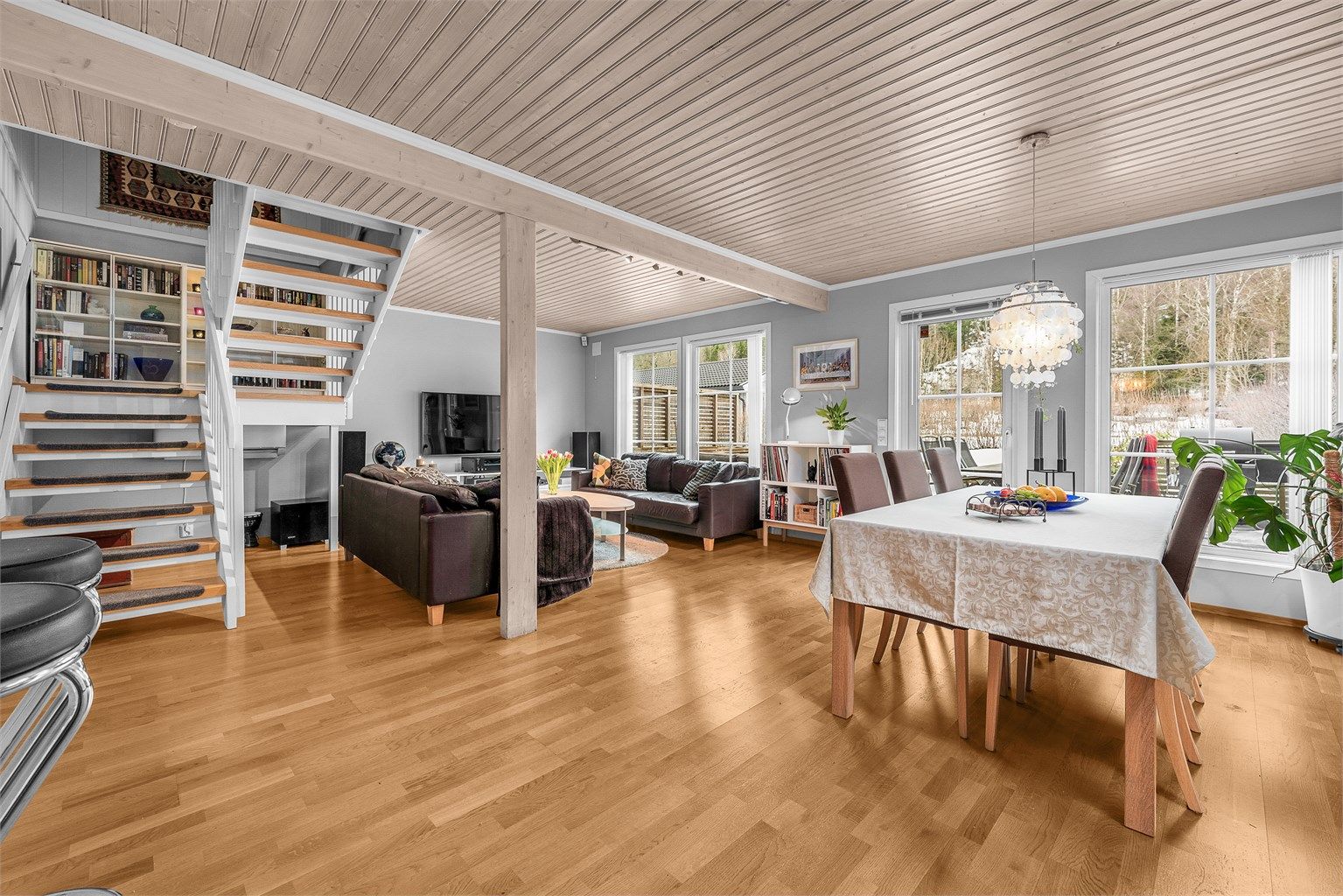 Den åpne stue- og kjøkkenløsningen gir en luftig romfølelse og fleksible møbleringsmuligheter.