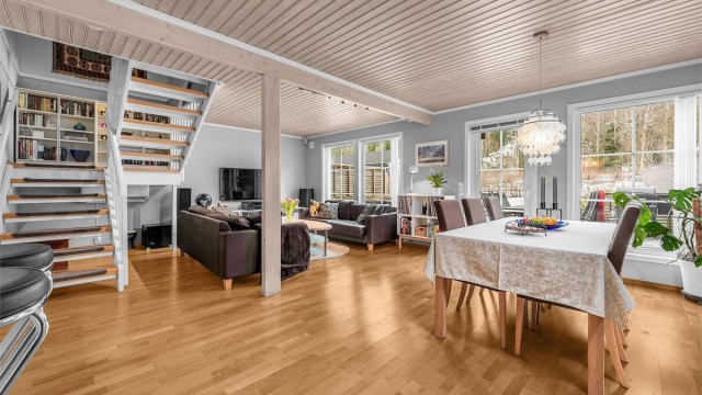 Den åpne stue- og kjøkkenløsningen gir en luftig romfølelse og fleksible møbleringsmuligheter.