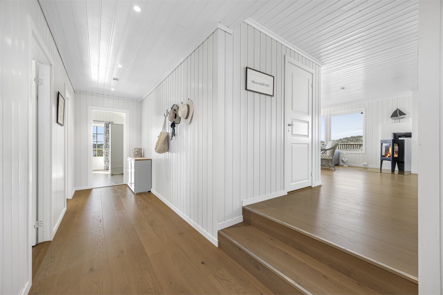 Gangen har downlights i himling og binder sammen soveromsavdelingen med stuen. Det er gjennomgående parkett i hele hytta.