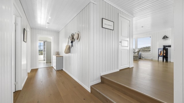 Gangen har downlights i himling og binder sammen soveromsavdelingen med stuen. Det er gjennomgående parkett i hele hytta.