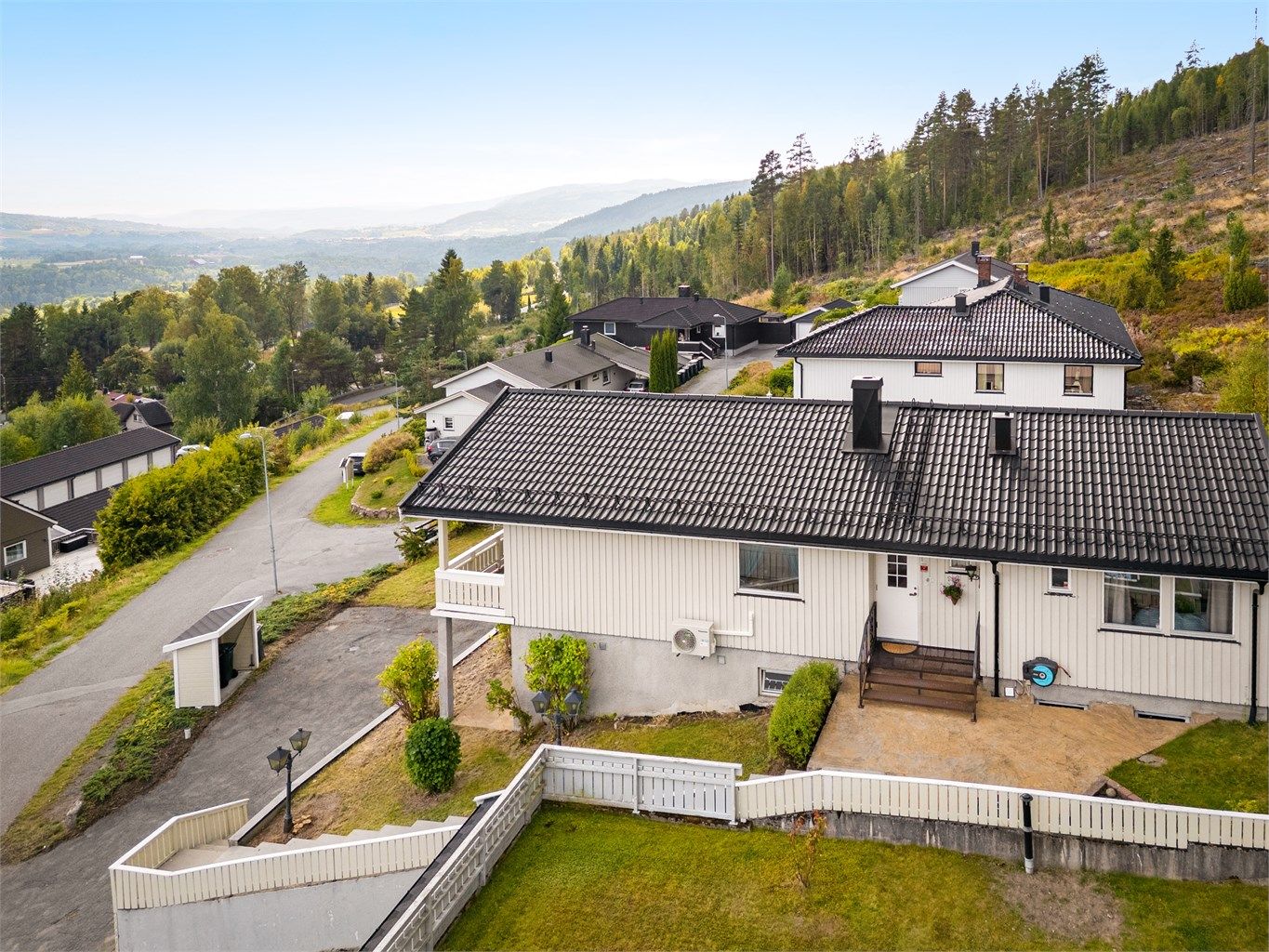  Parkering på egen asfaltert gårdsplass, ved boligen.