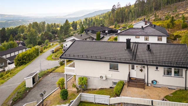 Parkering på egen asfaltert gårdsplass, ved boligen.