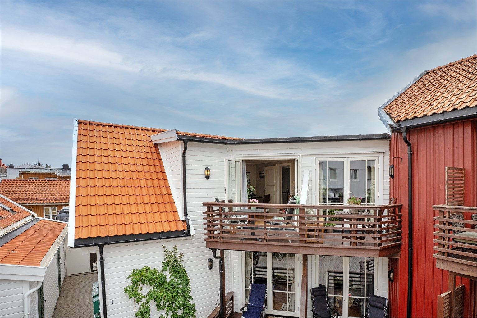 Idyllisk bakgårdsmiljø med sjarmerende arkitektur og lun bebyggelse.