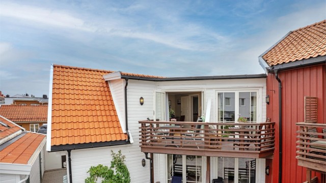 Idyllisk bakgårdsmiljø med sjarmerende arkitektur og lun bebyggelse.