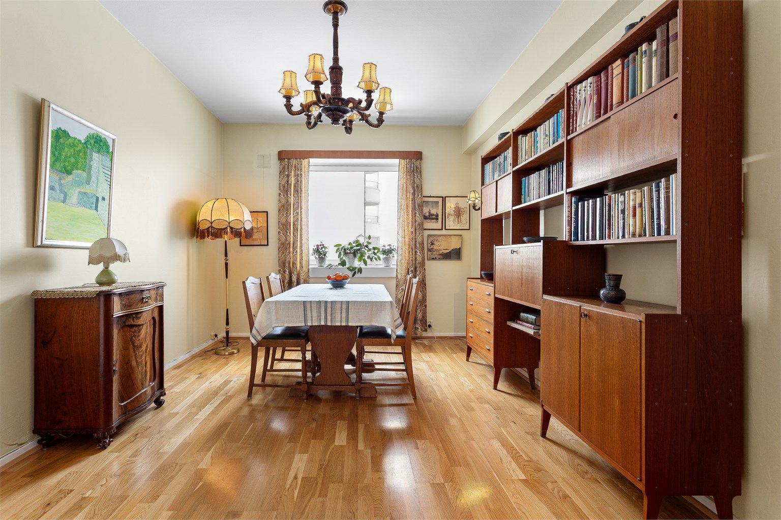 Dette rommet benyttes i dag som spisestue, men kan enkelt tilbakeføres til soverom eller tilpasses annet ønsket bruk. 