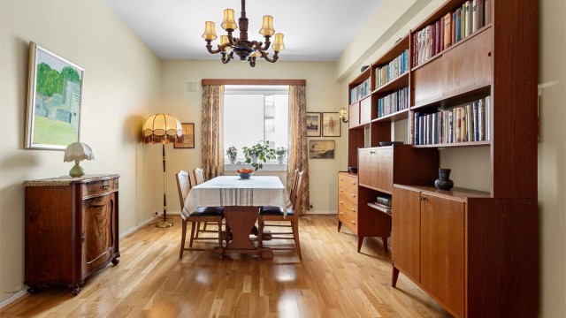 Dette rommet benyttes i dag som spisestue, men kan enkelt tilbakeføres til soverom eller tilpasses annet ønsket bruk.