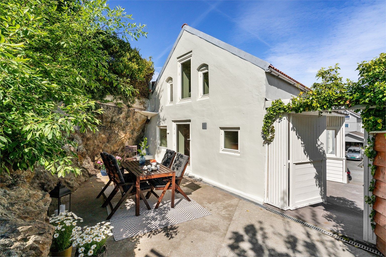 Leiligheten har et flott uteområde, seksjonen har enerett på hagen.