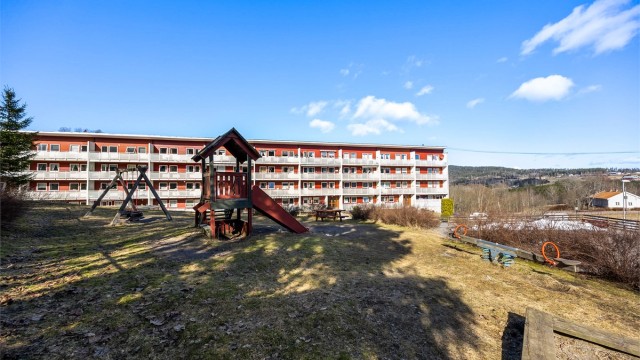 Eiendommen ligger i et veletablert og familievennlig område med store, grønne fellesarealer og lekeplass.