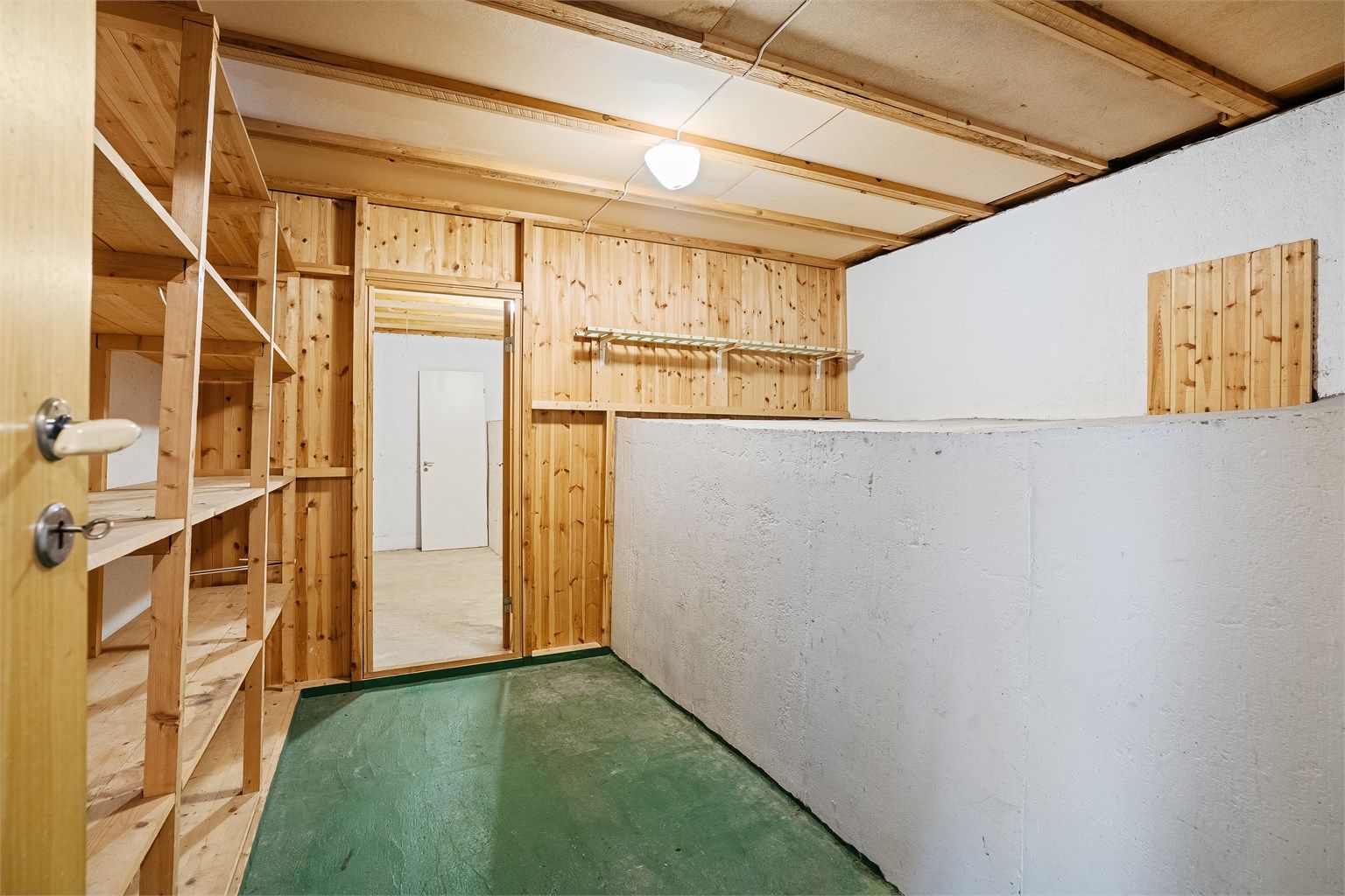 Gang/Oppbevaringsplass med tilgang til garasje direkte fra boligen 