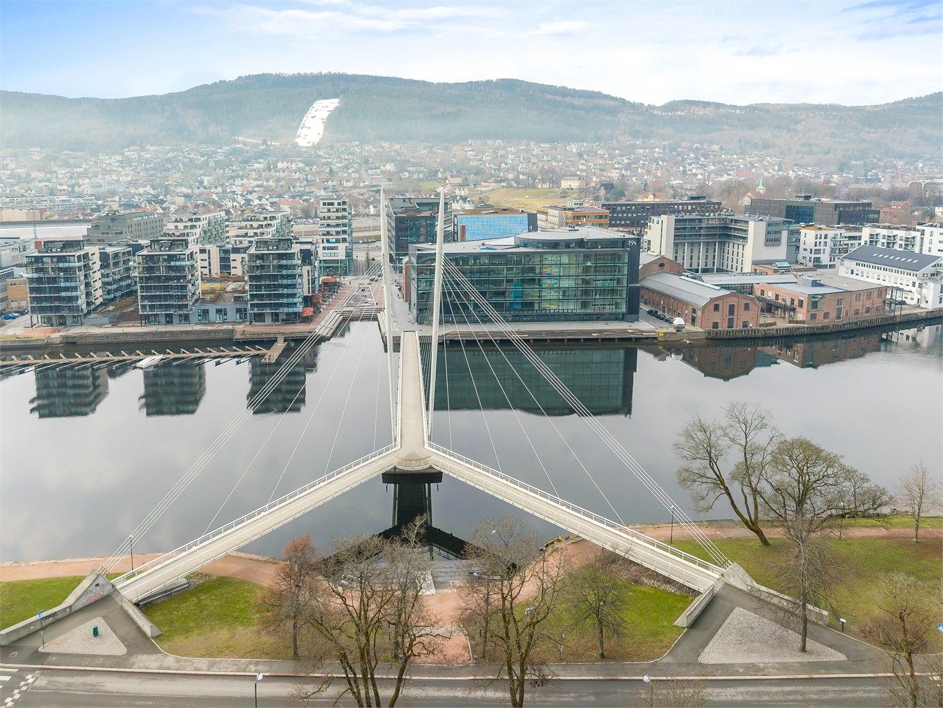 Den ikoniske Ypsilon-broen binder bydelene sammen og gir enkel tilgang til Bragernes-siden av Drammen.