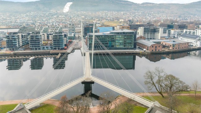 Den ikoniske Ypsilon-broen binder bydelene sammen og gir enkel tilgang til Bragernes-siden av Drammen.