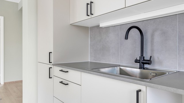 Integrerte hvitevarer som oppvaskmaskin, kjøl/frys, stekeovn og induksjon platetopp. Videre består kjøkkeninnredningen av oppvaskkum, ventilator og belysning under overskap. Komfyrvakt og lekkasjestopp er montert