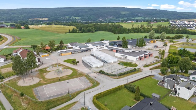 Sørumsand skole og Trikken ballplass ligger kun tre minutters gange unna.