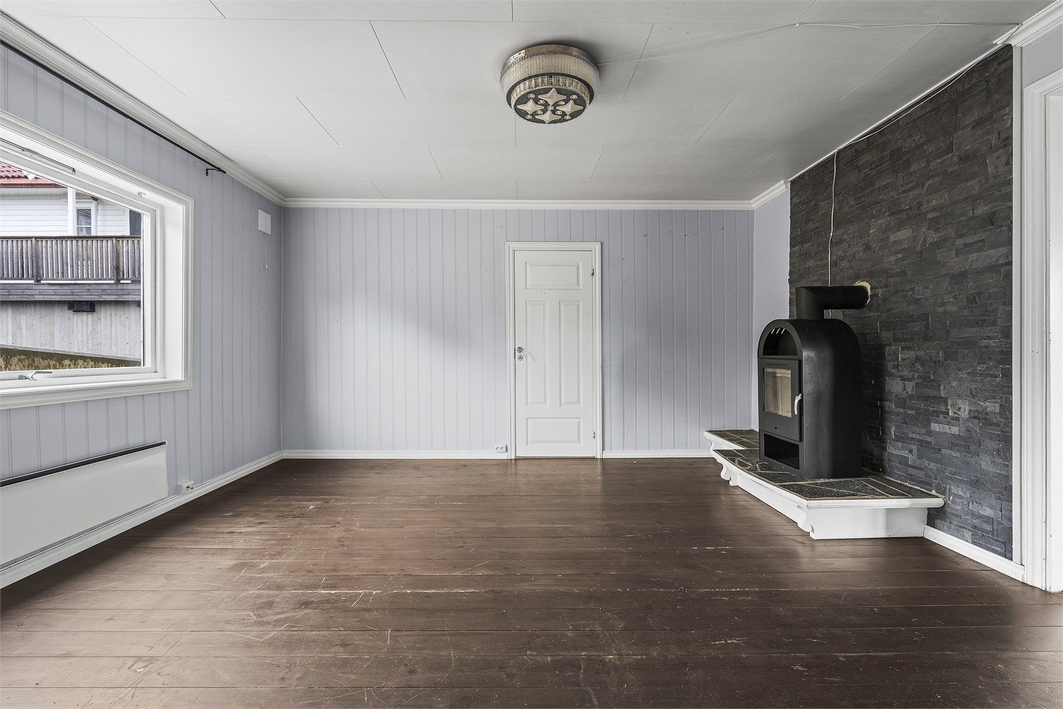 Fra stuen får du tilgang til spisestue/kjøkken, samt baderommet. Foto: A7 Media