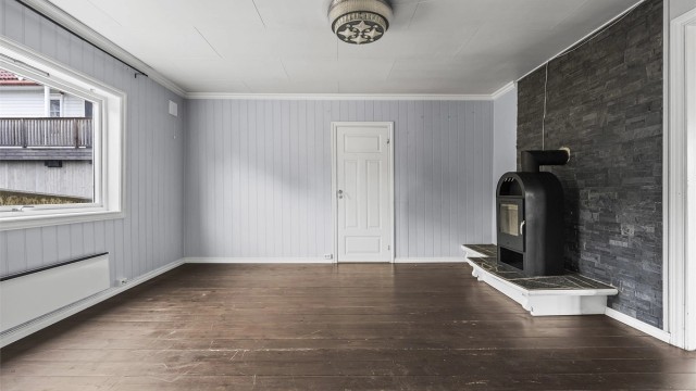 Fra stuen får du tilgang til spisestue/kjøkken, samt baderommet. Foto: A7 Media