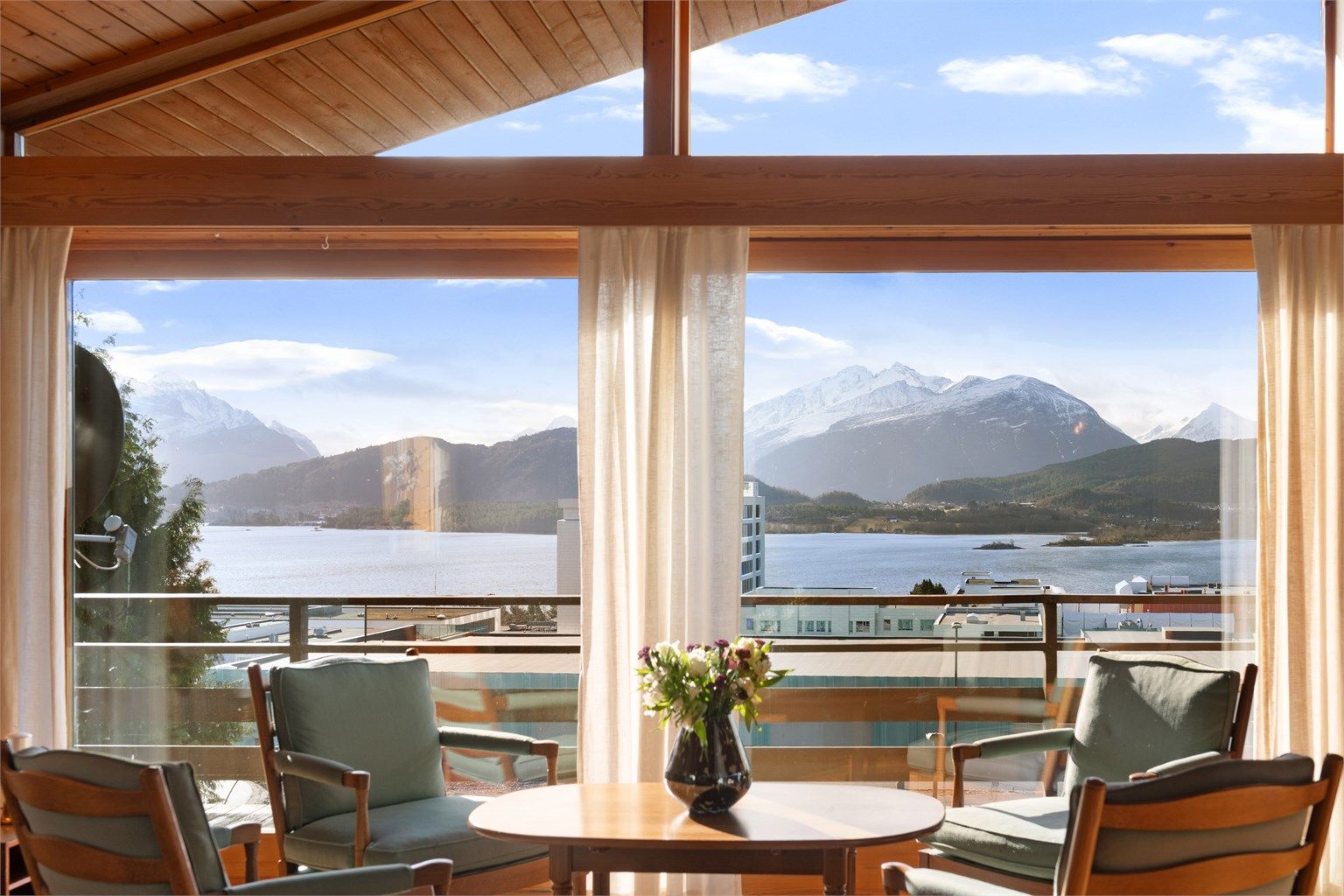 Fra stuen åpner det seg en flott panoramautsikt mot Borgundfjorden og Sunnmørsfjella