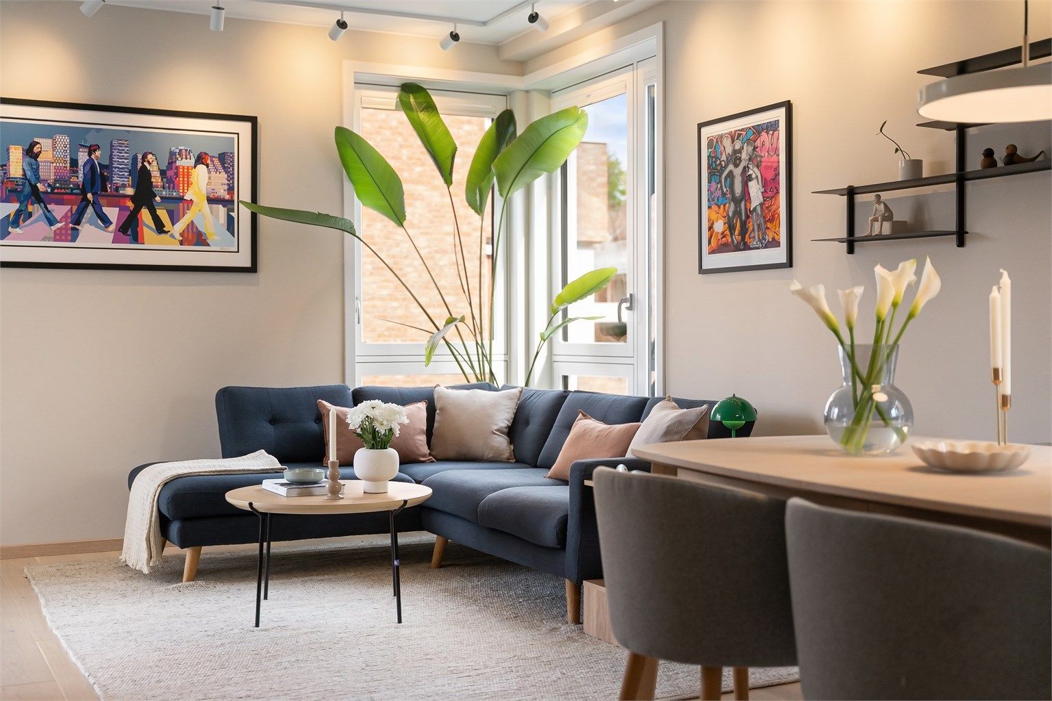 En lys og luftig stue med god plass til både sofa og spisebord.  
Foto: Zovenifra.no