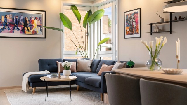 En lys og luftig stue med god plass til både sofa og spisebord.
Foto: Zovenifra.no