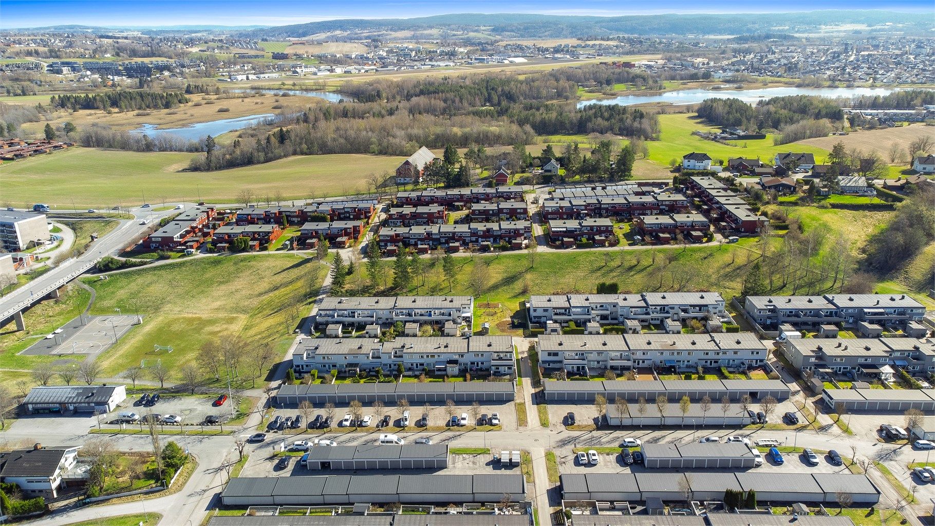 Beliggende i det veletablerte Karisveien Borettslag, med trygge fellesområder og kort vei til lekeplasser.