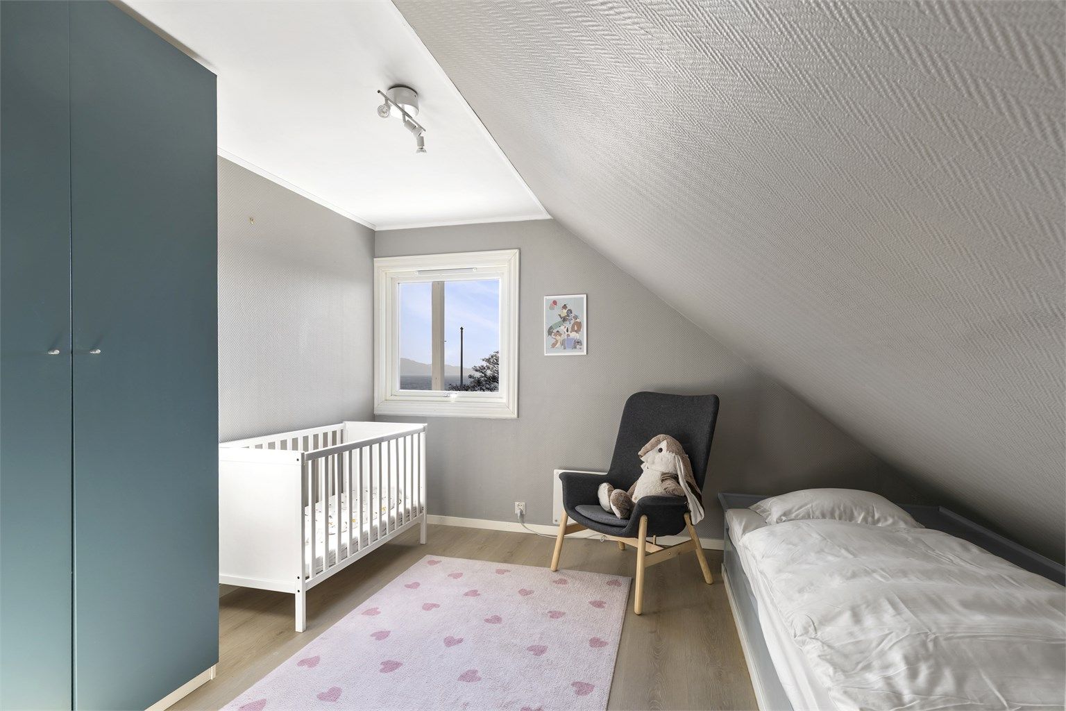 Det andre soverommet passer utmerket som barnerom eller kontor.