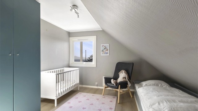Det andre soverommet passer utmerket som barnerom eller kontor.