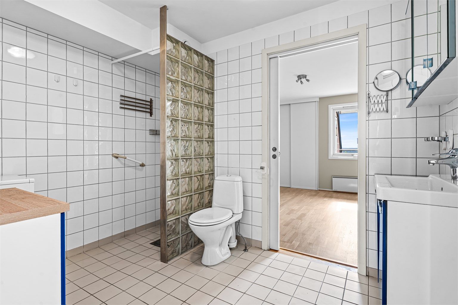 Flislagt bad fra byggeår med behov for modernisering - opplegg for vaskemaskin og tørketrommel.