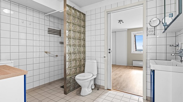 Flislagt bad fra byggeår med behov for modernisering - opplegg for vaskemaskin og tørketrommel.