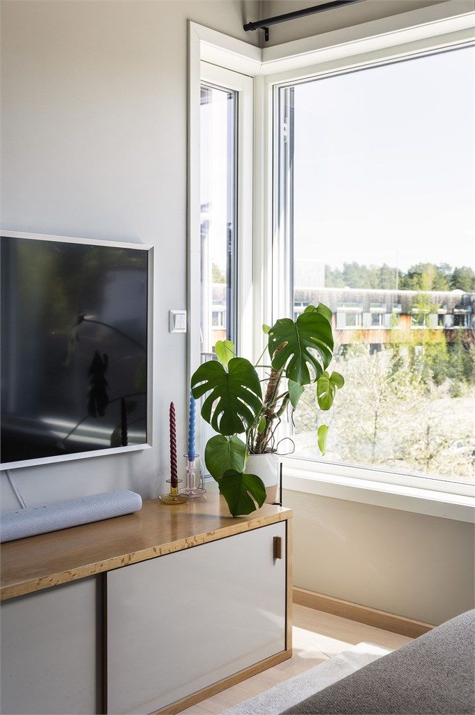 Flott lysinnslipp fra to vinkler! Hjørnevinduet gir rommet en følelse av luftighet og lys, med solstråler som strømmer inn fra to retninger.