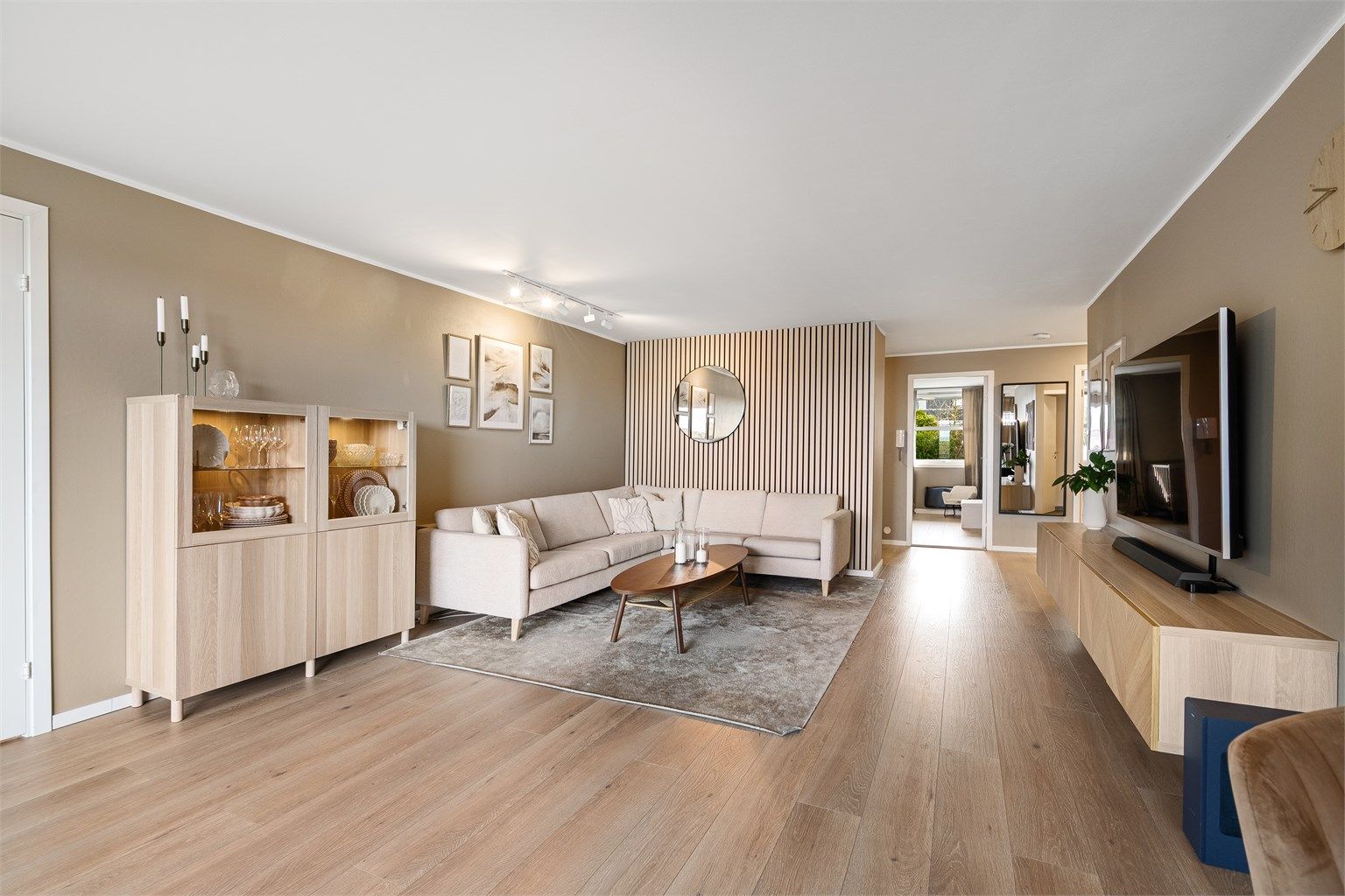 Sundelia er en innholdsrik og romslig andelsleilighet med 3 soverom, eget vaskerom, nyoppusset bad, flott stue og kjøkken, samt solrik balkong. 