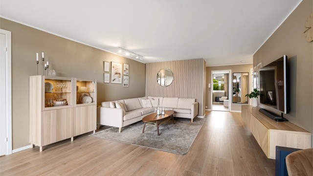 Sundelia er en innholdsrik og romslig andelsleilighet med 3 soverom, eget vaskerom, nyoppusset bad, flott stue og kjøkken, samt solrik balkong.