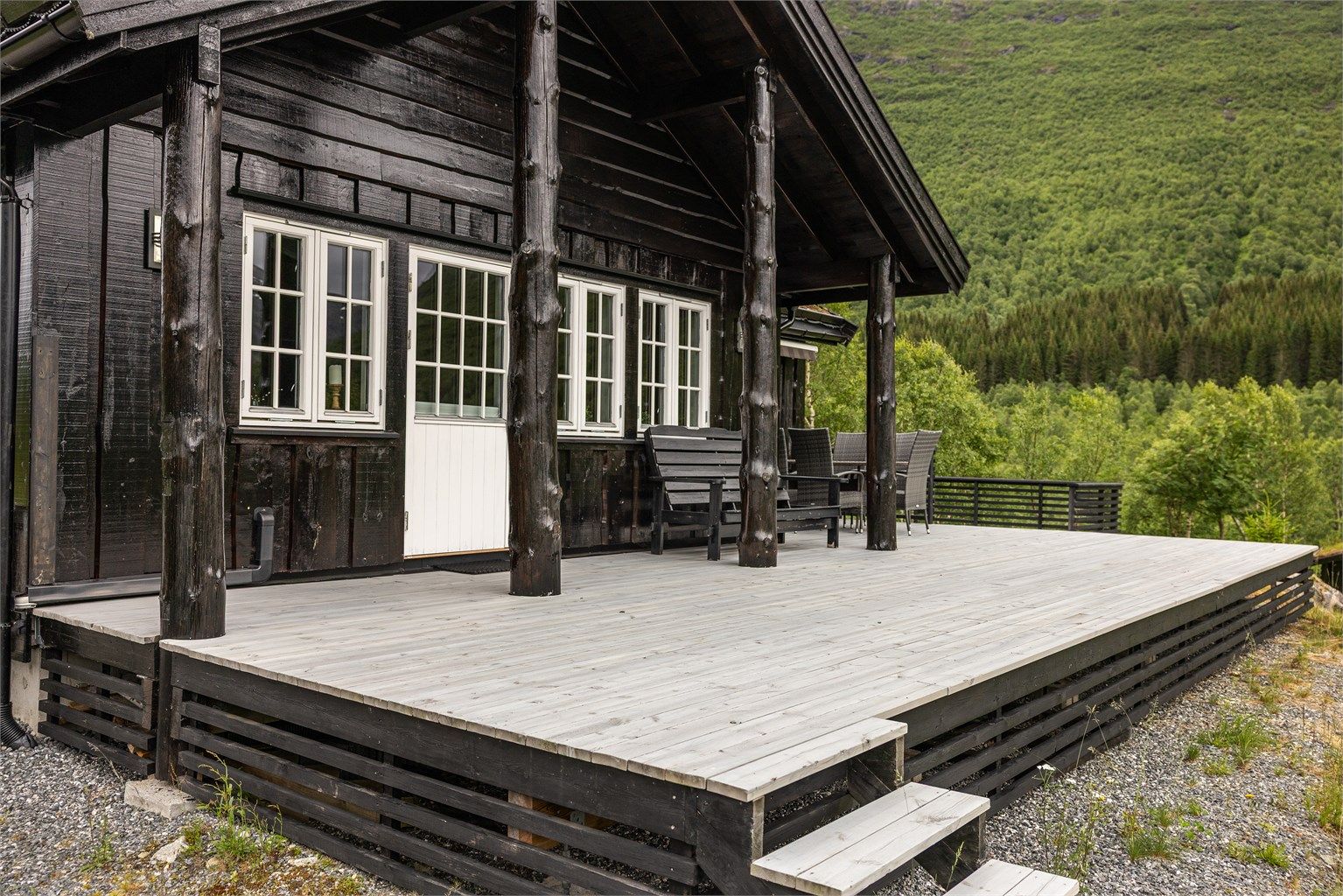 Fra stuen har man direkte utgang til et stort terrasseområde på 55m². Terrassen ligger mot sydøst, men sommertid går solen ned i vest, ca klokken 20:00 på sitt høyeste i følge selger