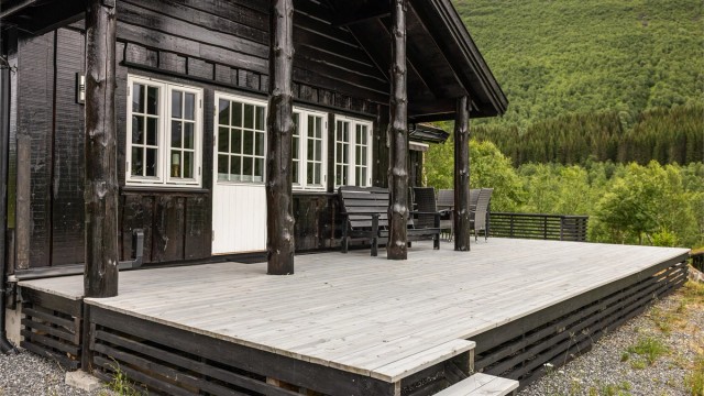 Fra stuen har man direkte utgang til et stort terrasseområde på 55m². Terrassen ligger mot sydøst, men sommertid går solen ned i vest, ca klokken 20:00 på sitt høyeste i følge selger