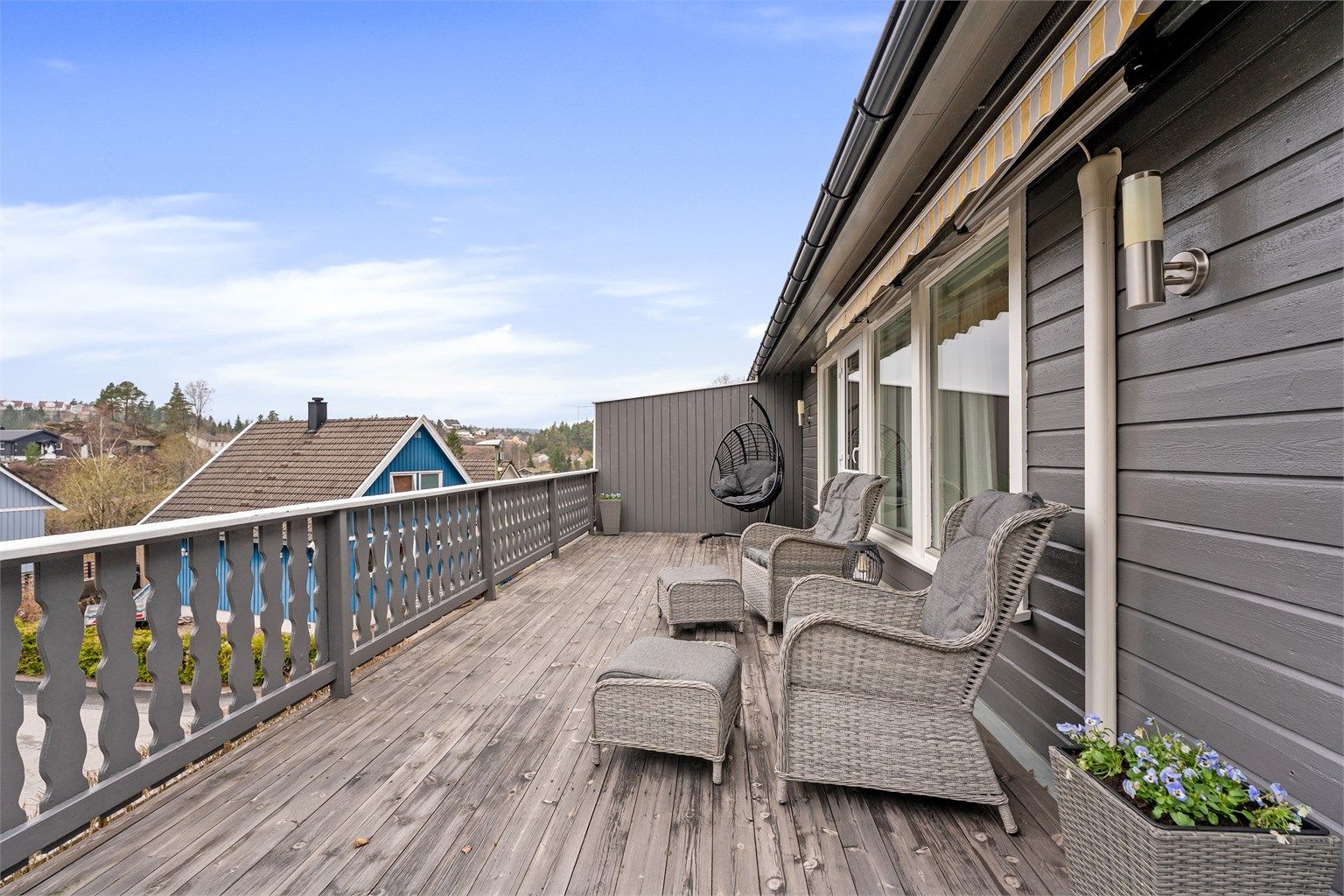 Terrassen er romslig og her er det god plass til hagemøbler. 