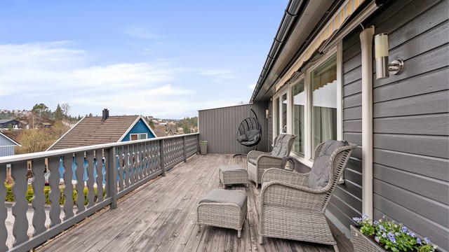 Terrassen er romslig og her er det god plass til hagemøbler.