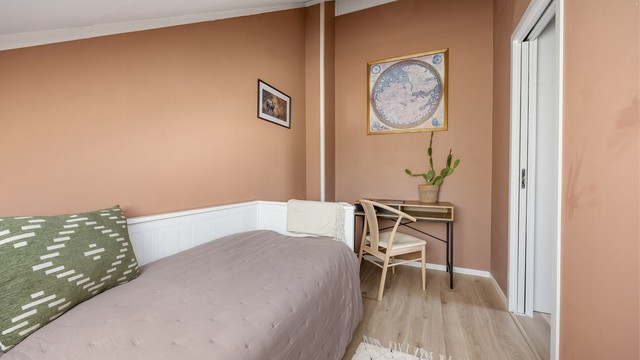 Glatt skyvedør inn til soverommet.