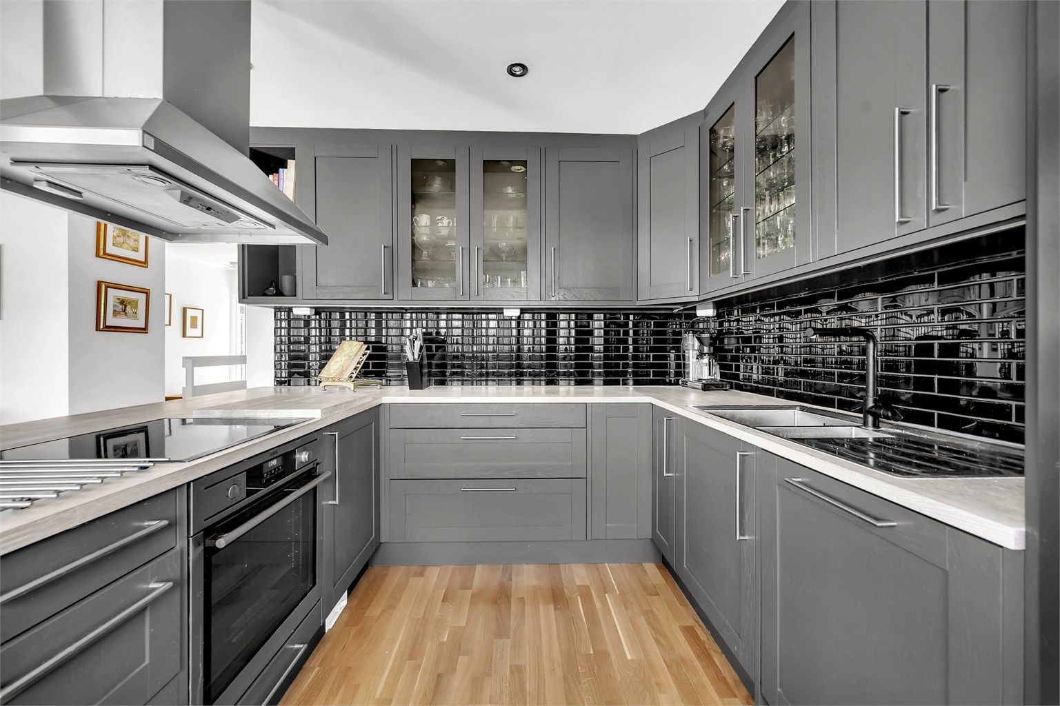  Stekeovn, platetopp og oppvaskmaskin er integrert i innredningen.