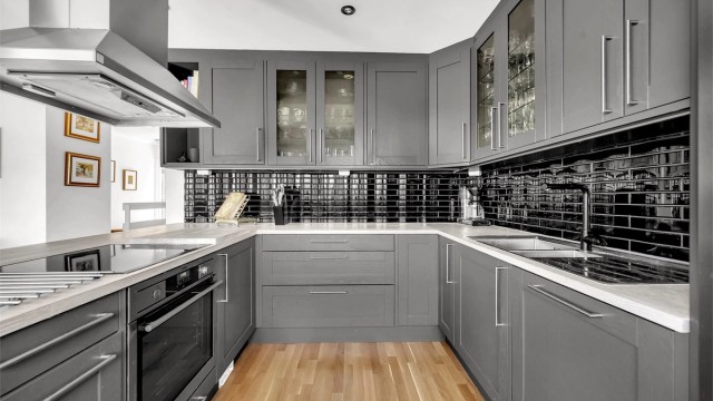 Stekeovn, platetopp og oppvaskmaskin er integrert i innredningen.